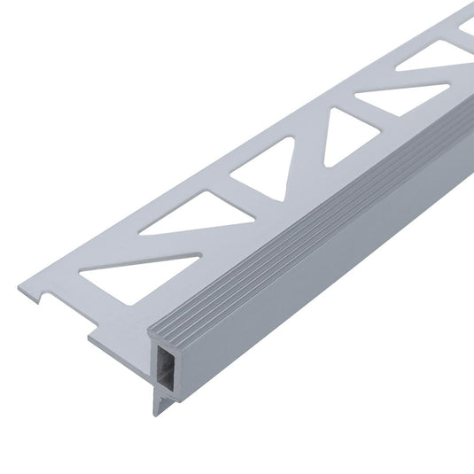 Vue rapprochée du profilé de marche Squarestep Aluminium avec côté avec découpe triangulaire, nez de marche strié et protection de bord étroite vers le bas #FR0004653
#FR0004654
#FR0004656
#FR0004660
#FR0004661
#FR0004662