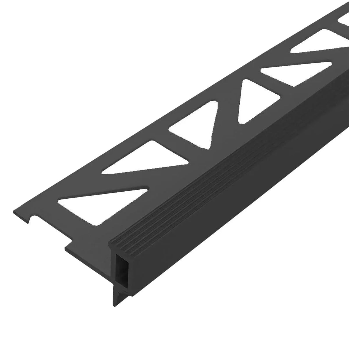 Vue rapprochée du profilé de marche Squarestep aluminium avec côté avec découpe triangulaire, nez de marche strié et protection de bord étroite vers le bas #FR0005057
#FR0005058
#FR0005059