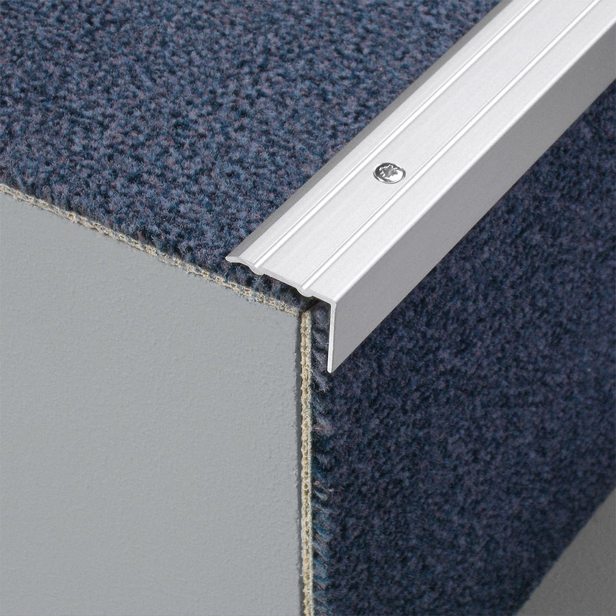 Profilé de marche percé en aluminium argenté mat en forme de L et surface striée sur un escalier avec tapis #FR0005106
#FR0005108