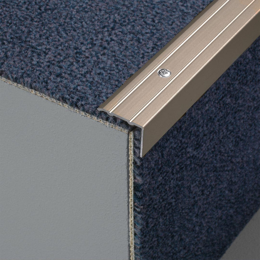 Profilé de marche percé en aluminium titane mat en forme de L et surface striée sur un escalier avec tapis  #FR0005110 #FR0005112