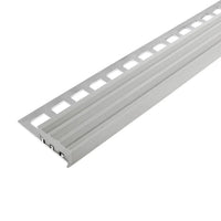 Gros plan sur un profil d'escalier avec un large insert en caoutchouc gris #FR0001753
#FR0001757