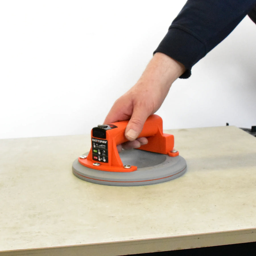 Person hebt mit dem Saugheber von Battipav eine Fliese an