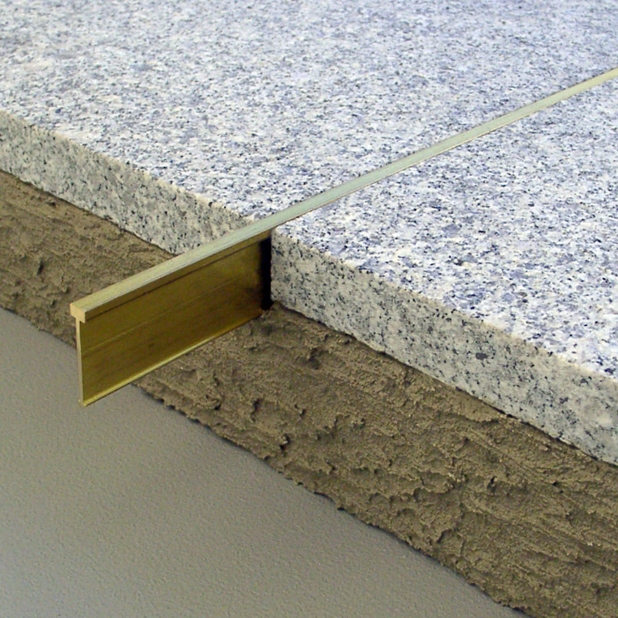 Trennprofil T-Form Messing natur Terrazzo große Variante 25mm Ambientebild #A0005450