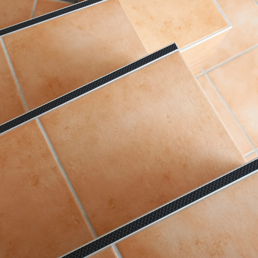 Ambientebild schwarzes Treppenkantenprofil an Treppenstufen installiert #A0002701 #A0001724