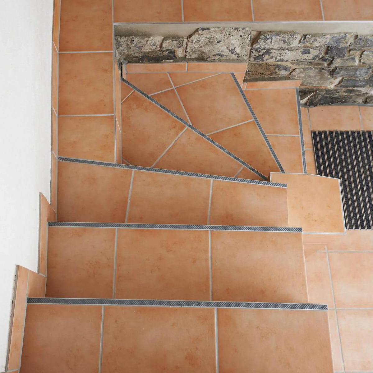 Ambientebild Treppenkantenprofil in anthrazit an einer Treppe verlegt #A0001734 #A0001729