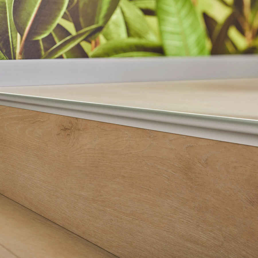 Nahaufnahme Treppenstufen-Einschubprofil Aluminium silber matt eloxiert mit Laminat verarbeitet