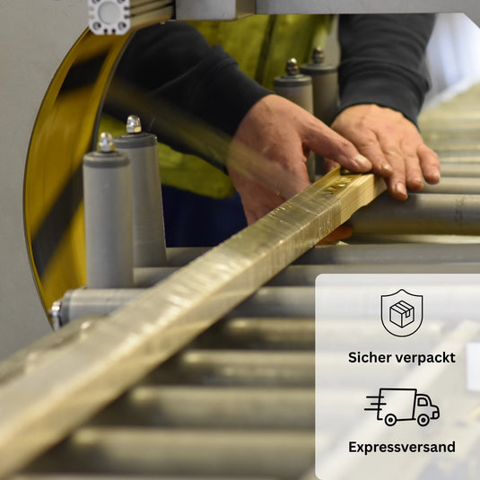 Fliesenschienen werden mit Stretchfolie an Holzlatte gewickelt