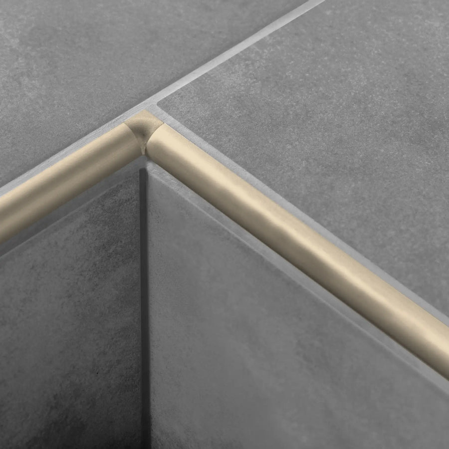 Ambientebild einer abgerundeten DURAL Innenecke für das Viertelkreisprofil Aluminium in sandfarben.