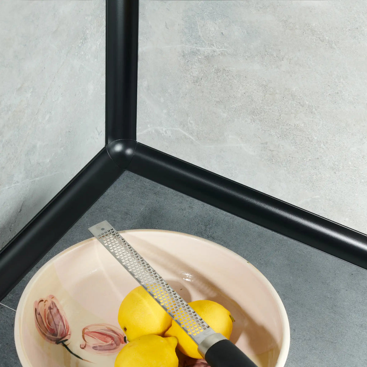 Ambientebild Wandanschlussprofil in Aluminium an einer Arbeitsfläche in der Küche verbaut auf der eine Schale mit Zitronen steht #A0005063