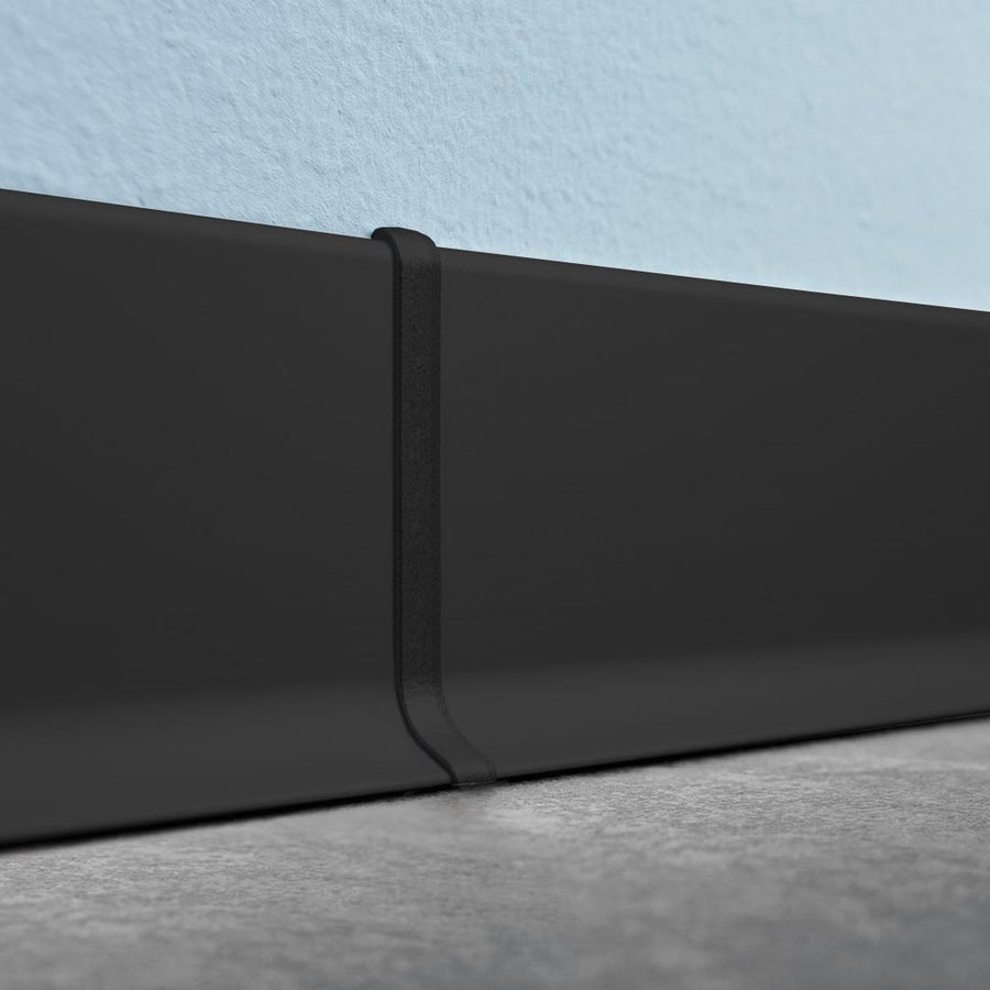 Ambientefoto des S-förmigen Verbinder für Sockelleiste Aluminium schwarz matt mit Befestigungsclips #farbe_schwarz