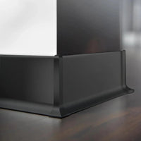 An Wand verarbeitete, schwarze Sockelleiste aus Aluminium mit Fokus auf die Sockelleisten Außenecke #A0005088
#A0005093
