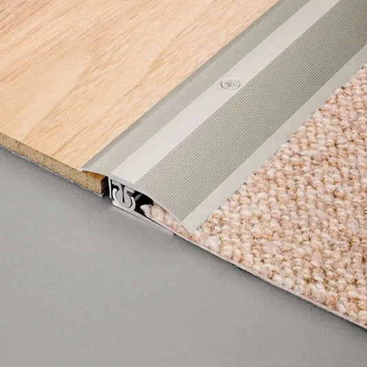 Übergang zwischen Teppichboden und Laminat durch verbautes Multi-Übergangsprofil Aluminium