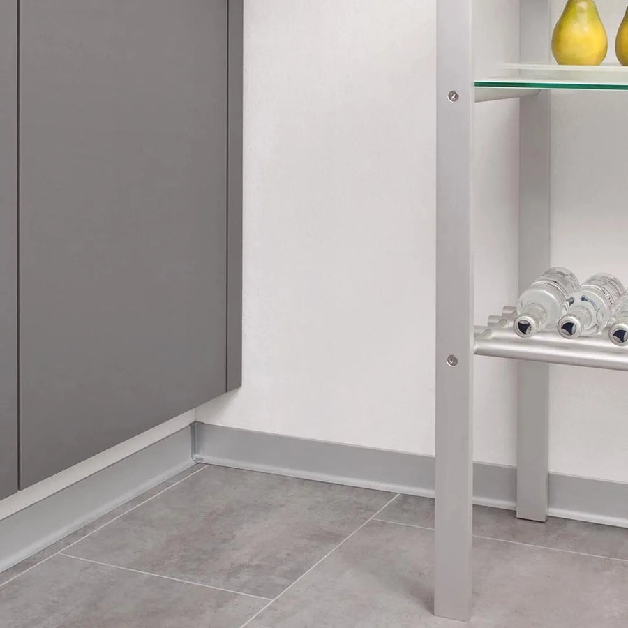 In einem Raum an der Wand angebrachte silberne Sockelleiste aus Aluminium mit Innenecke #A0002059
#A0002060
#A0002061
#A0002062
