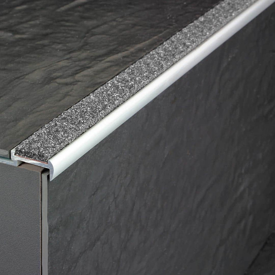 Verbautes Treppenkantenprofil Aluminium rutschhemmend mit anthraziter Einlage an Stufe mit anthraziten Fliesen #farbe_anthrazit