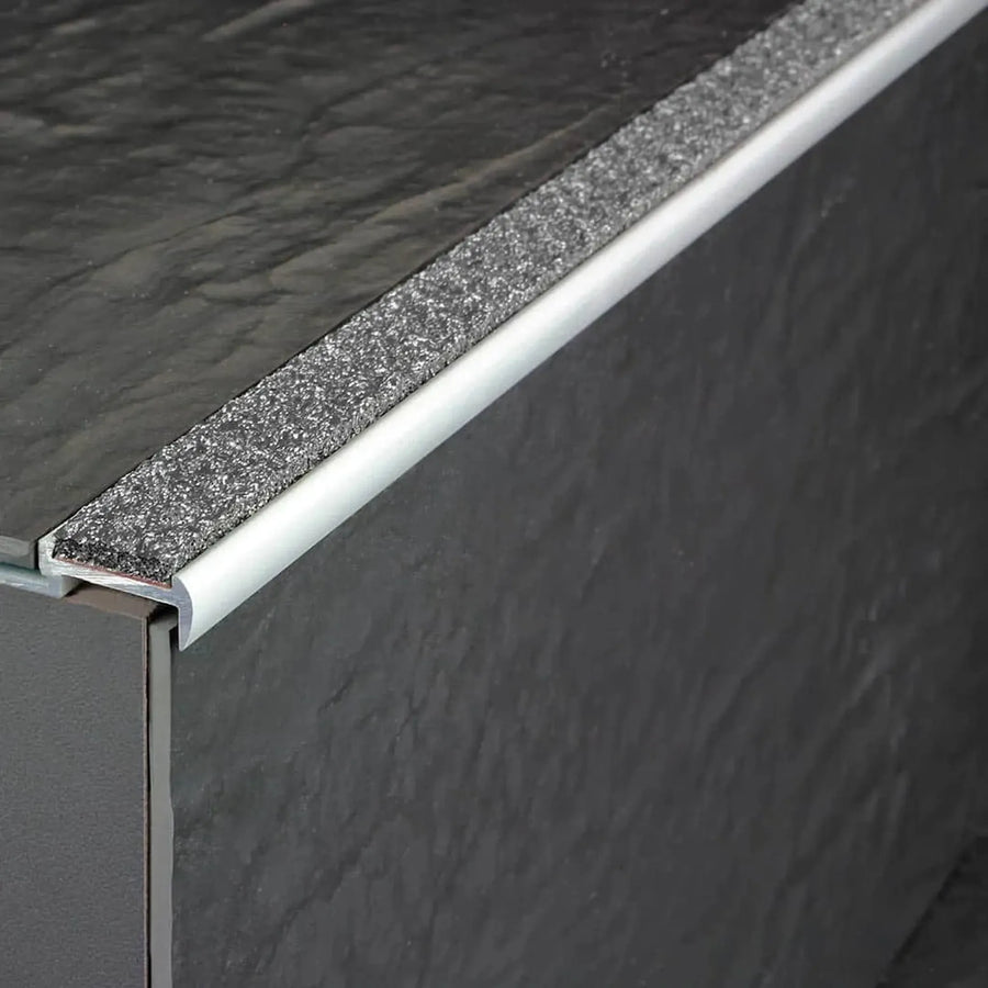 Verbautes Treppenkantenprofil Aluminium rutschhemmend mit anthraziter Einlage an Stufe mit anthraziten Fliesen #A0001729
#A0001734
