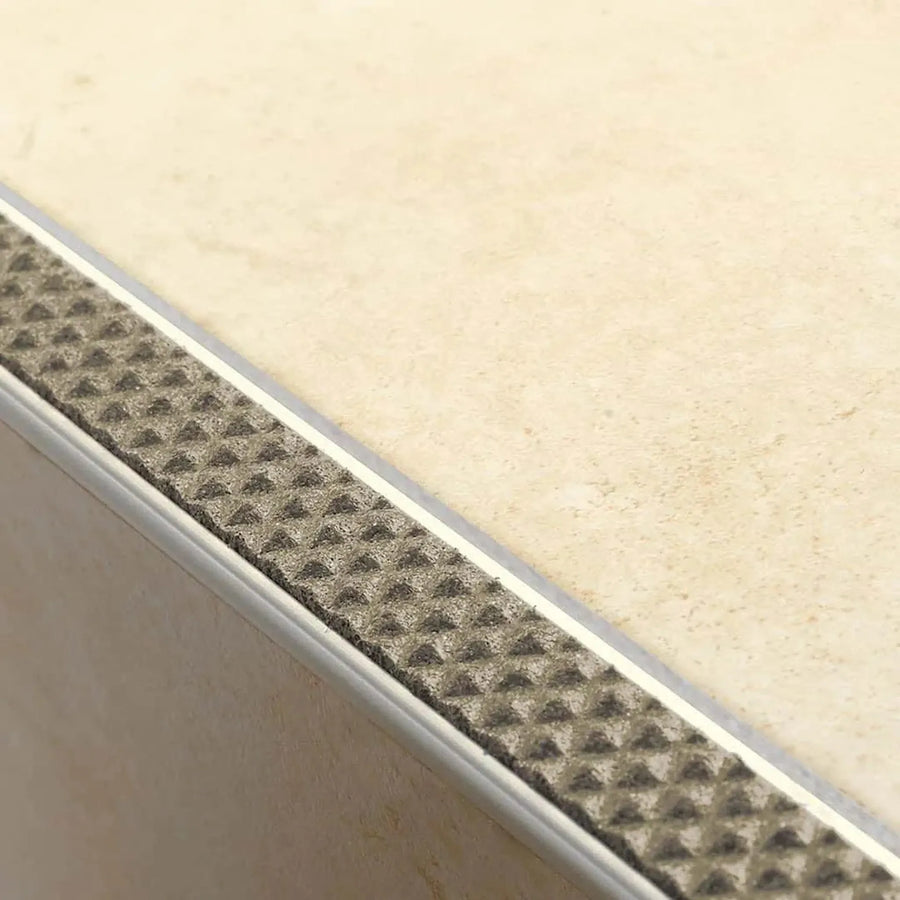 Verbautes Treppenkantenprofil Aluminium rutschhemmend mit sandfarbener Einlage an Stufe mit hellen Fliesen #A0001728
#A0001735

