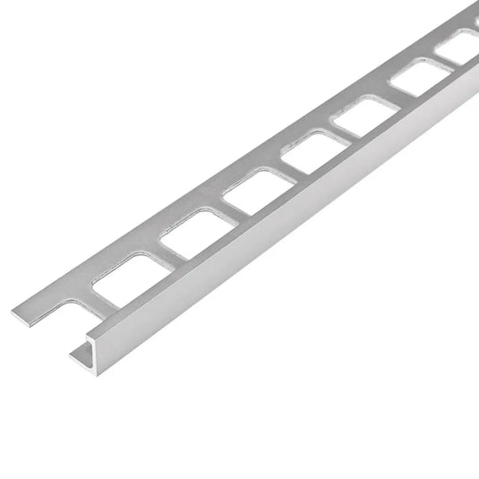Detailaufnahme Winkelprofil Aluminium silber eloxiert mit Viereckstanzung