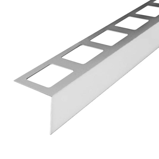Detailansicht des Balkonprofils L-Form aus Edelstahl mit gestanztem Schenkel