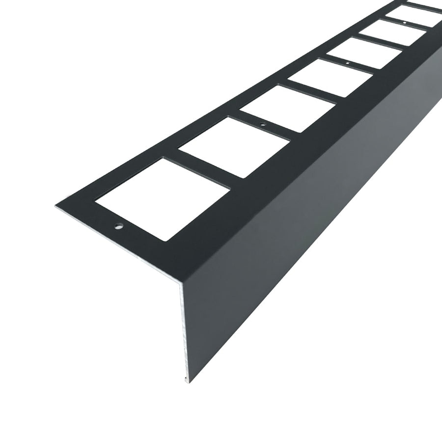 Detailansicht des pulverbeschichteten, anthraziten Balkonprofils L-Form aus Aluminium mit gestanztem Schenkel #A0004278 #A0004281 #A0004283