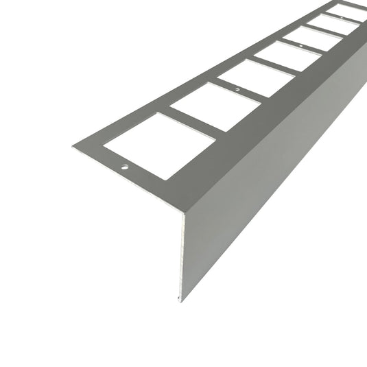 Detailansicht des silber eloxierten Balkonprofils L-Form aus Aluminium mit gestanztem Schenkel #A0004279 #A0004280 #A0004282