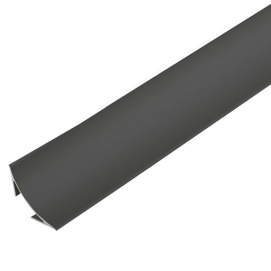 Nahaufnahme des Wandanschlussprofils COVE Aluminium. Hohlkehle mit schwarzer, pulverbeschichteter Oberfläche #farbe_schwarz