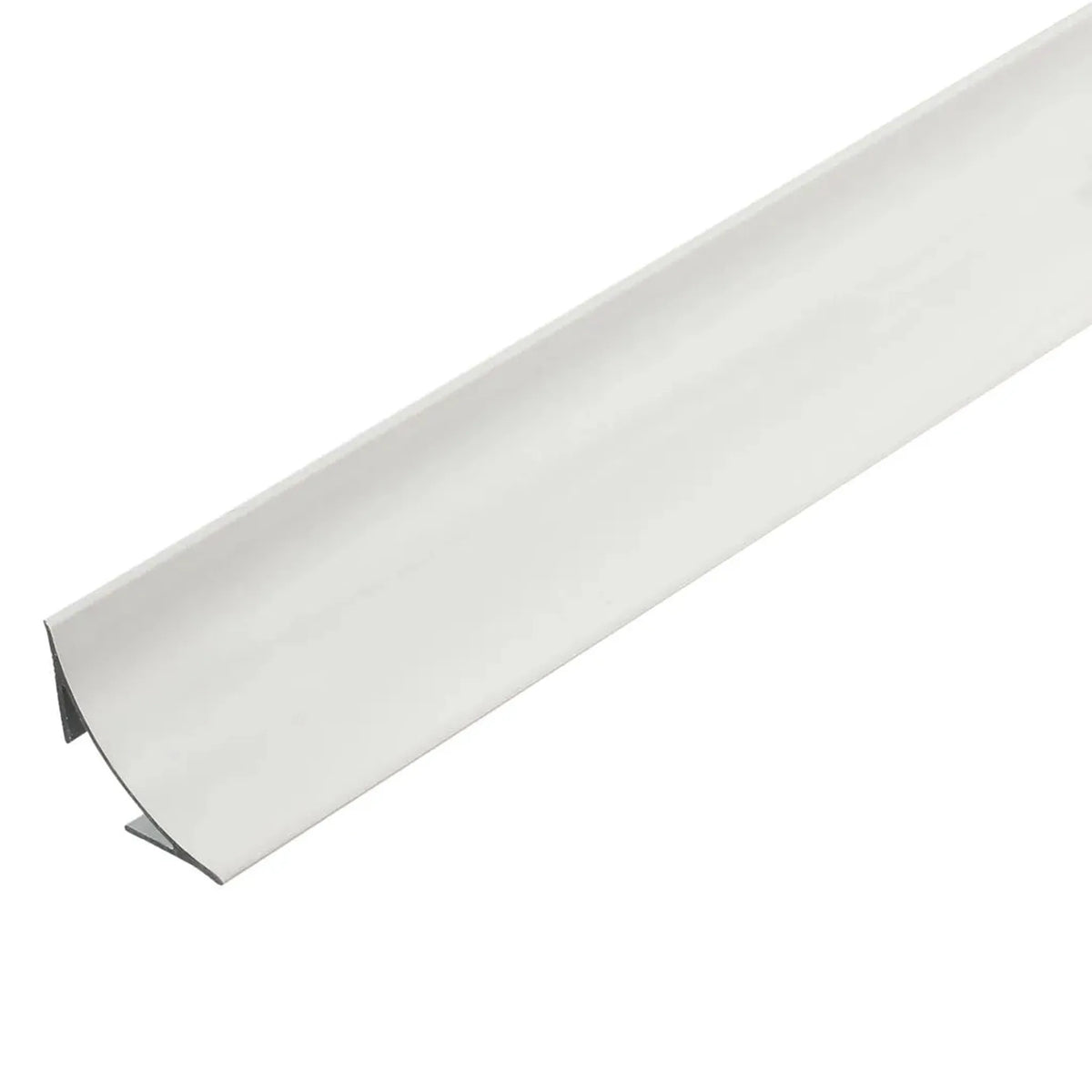 Nahaufnahme des Wandanschlussprofils COVE Aluminium. Hohlkehle mit weißer, pulverbeschichteter Oberfläche #A0002912
