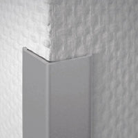 Eckschutzwinkel aus Aluminium, der an einer tapezierten Außenecke verbaut wurde 