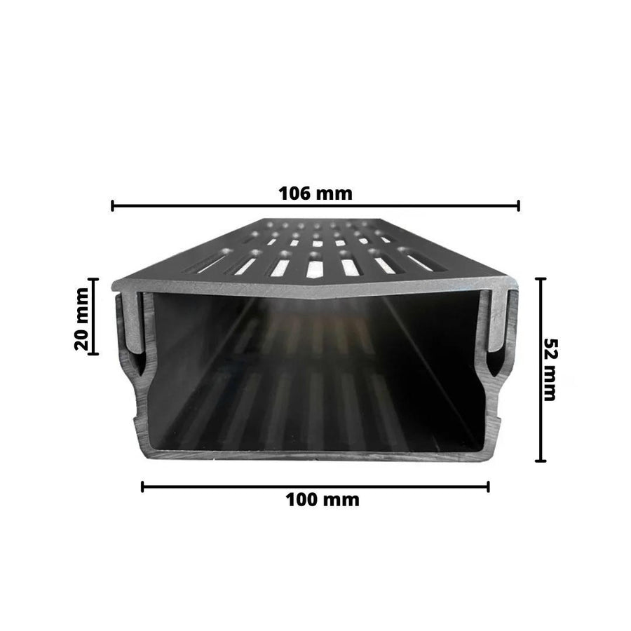 Bemaßte Frontansicht der Entwässerungsrinne UDP 100 mit schwarzen Rost. Breite unten 100 mm, Breite oben 106 mm Höhe Steg Rost 20 mm Gesamthöhe 52 mm #A0003386 #A0003383 #A0003388 #A0003387