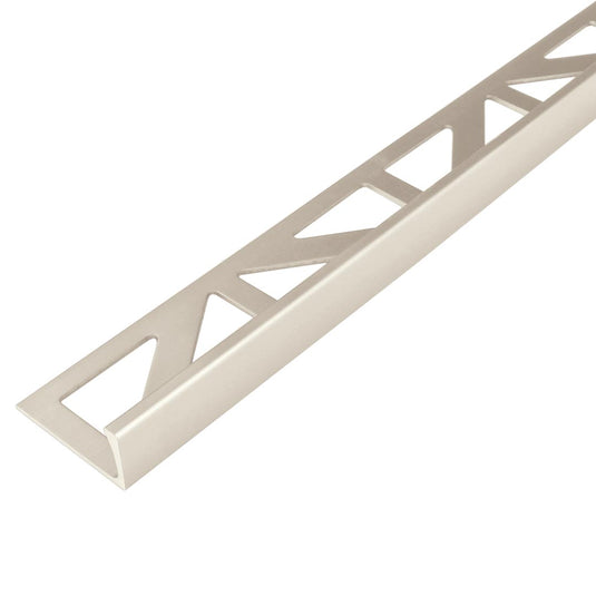 Sandfarben pulverbeschichtetes Winkelprofil aus Aluminium mit schmaler Sichtkante sowie Dreiecksstanzung und matter Optik.