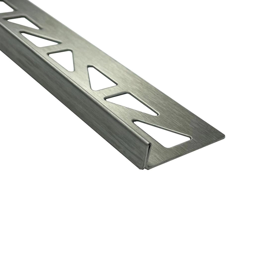 Detailaufnahme der Außenseite des rechten DURAL Gefällekeil Edelstahl mit dreieckiger Stanzung im Auflageschenkel und Schliffmuster #A0002331 #A0002335 #A0002334 #A0003895 #A0002336 #A0002337 #A0002338 #A0004144 #A0002339 #A0002340 #A0002341 #A0004145 #A0005201 #A0005202 #A0005203 #A0005204