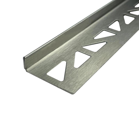 Detailaufnahme der Innenseite des rechten DURAL Gefällekeil Edelstahl mit dreieckiger Stanzung im Auflageschenkel und Schliffmuster #A0002331 #A0002335 #A0002334 #A0003895 #A0002336 #A0002337 #A0002338 #A0004144 #A0002339 #A0002340 #A0002341 #A0004145 #A0005201 #A0005202 #A0005203 #A0005204