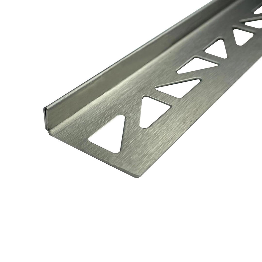 Detailaufnahme der Innenseite des rechten DURAL Gefällekeil Edelstahl mit dreieckiger Stanzung im Auflageschenkel und Schliffmuster #A0002331 #A0002335 #A0002334 #A0003895 #A0002336 #A0002337 #A0002338 #A0004144 #A0002339 #A0002340 #A0002341 #A0004145 #A0005201 #A0005202 #A0005203 #A0005204