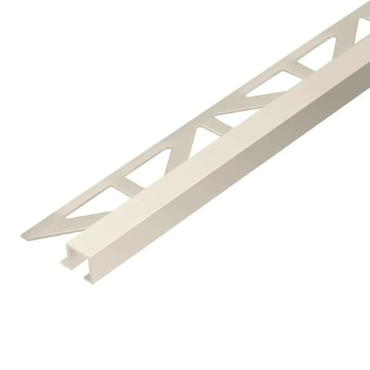 Sandfarben pulverbeschichtetes Quadratprofil aus Aluminium mit Dreiecksstanzung und matter Optik.