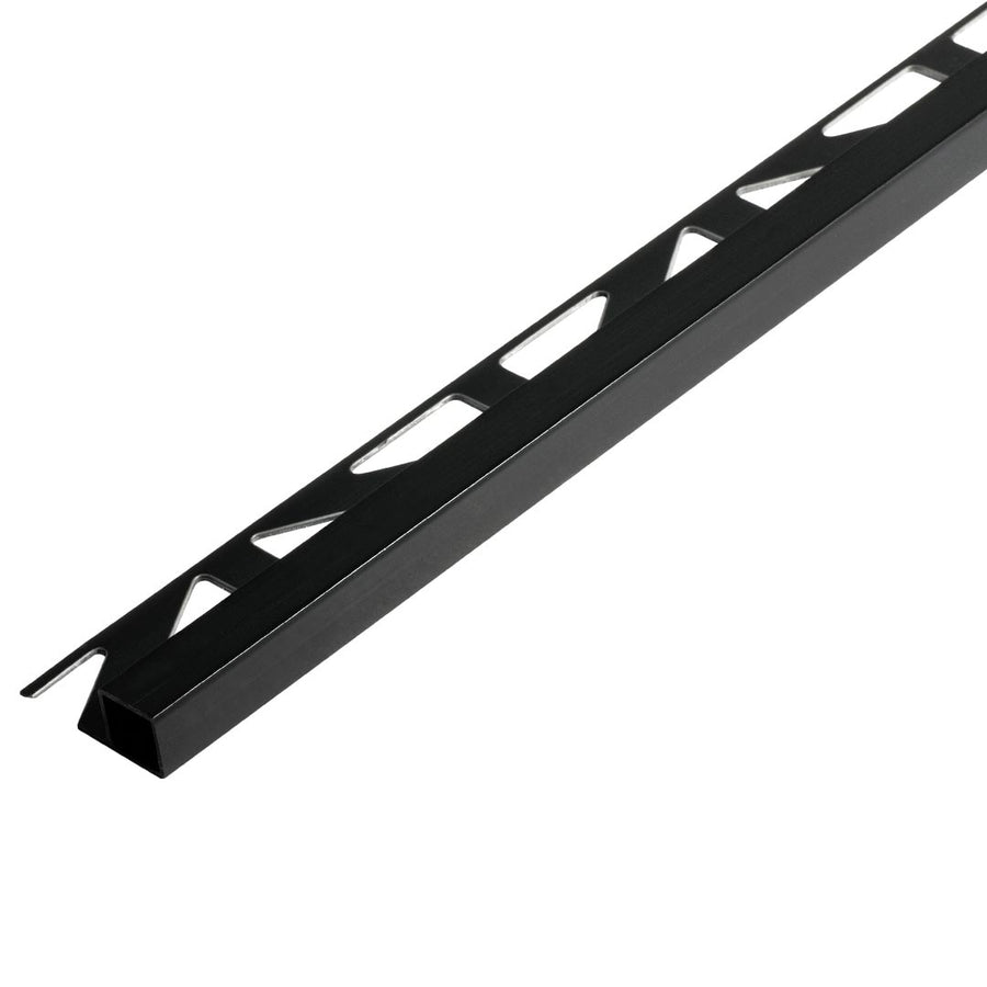 Detailaufnahme eines schwarzen DURAL Quadratprofils aus PVC mit Dreieckstanzung auf dem Auflageschenkel #farbe_schwarz