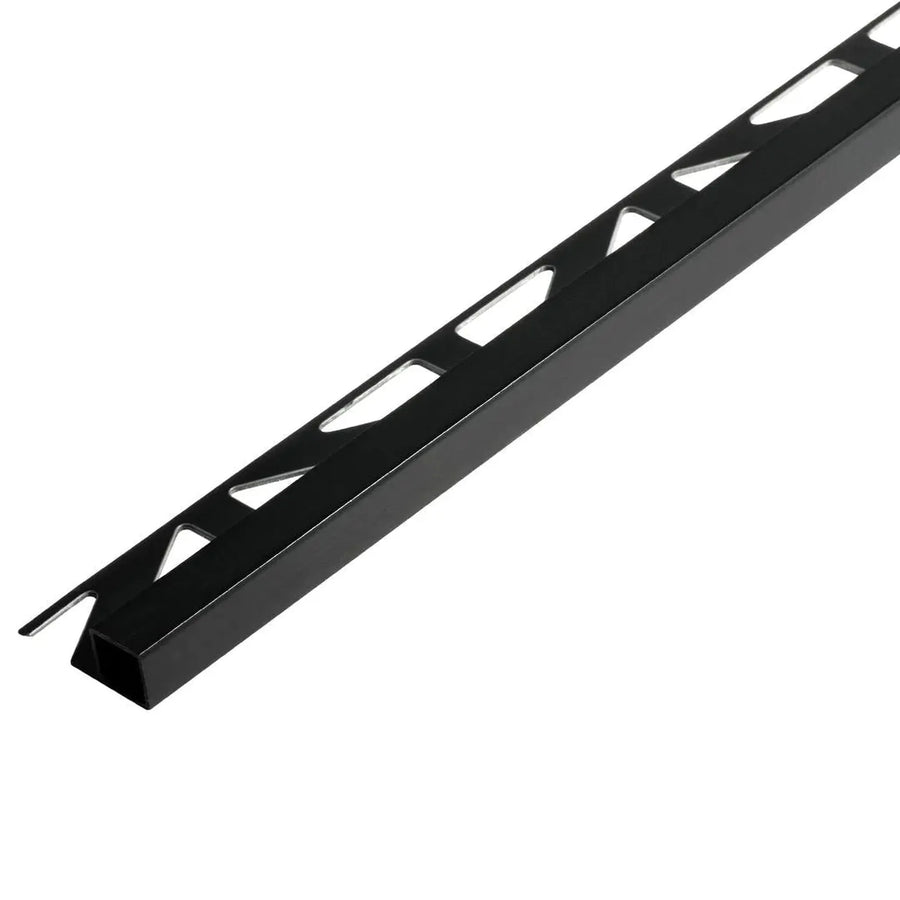 Detailaufnahme eines schwarzen DURAL Quadratprofils aus PVC mit Dreieckstanzung auf dem Auflageschenkel #A0004106
#A0004419
#A0004420
