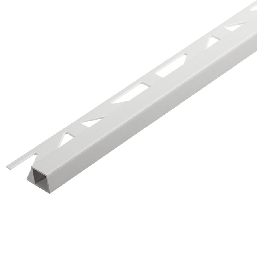 Detailaufnahme eines weißen DURAL Quadratprofils aus PVC mit Dreieckstanzung auf dem Auflageschenkel #farbe_weiß