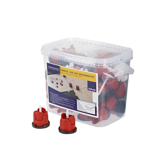 Plastikeimer des DURAL Turnfix Sets mit weißen Schraubstiften und roten Zughauben. Vor dem Eimer liegen zwei Zughauben mit Schraubstiften