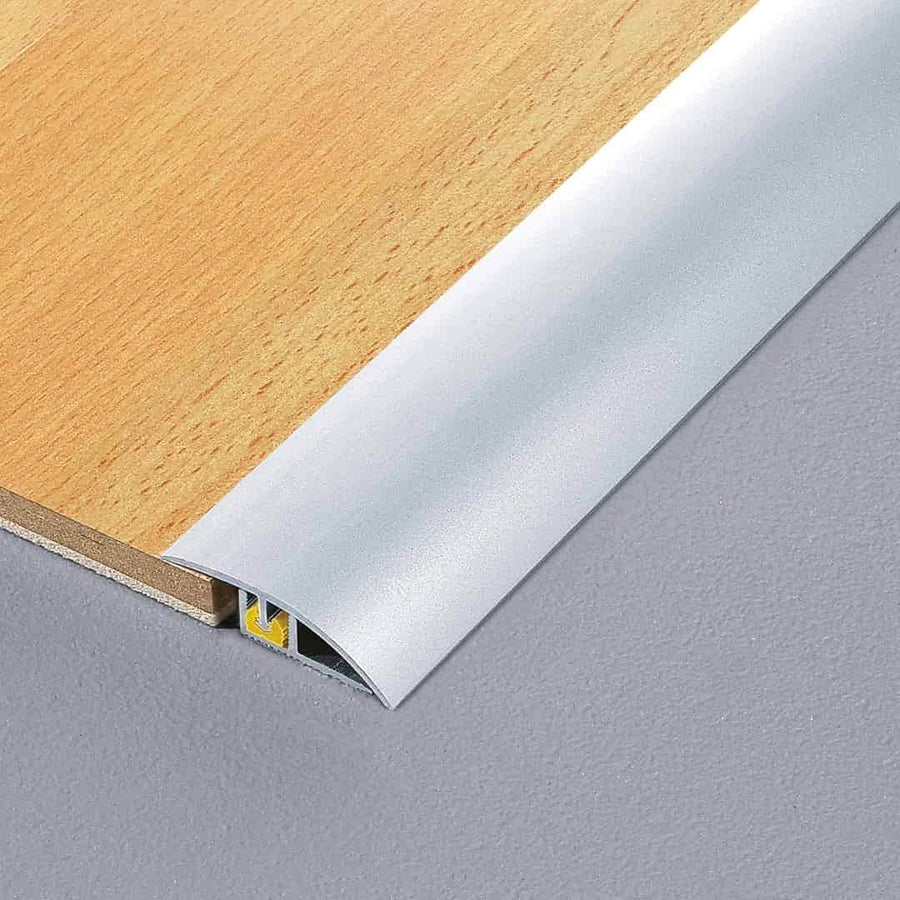 Verbautes silber,eloxiertes Abschlussprofil CLIP mit braunen eingeschobenen Holzboden #farbe_silber
