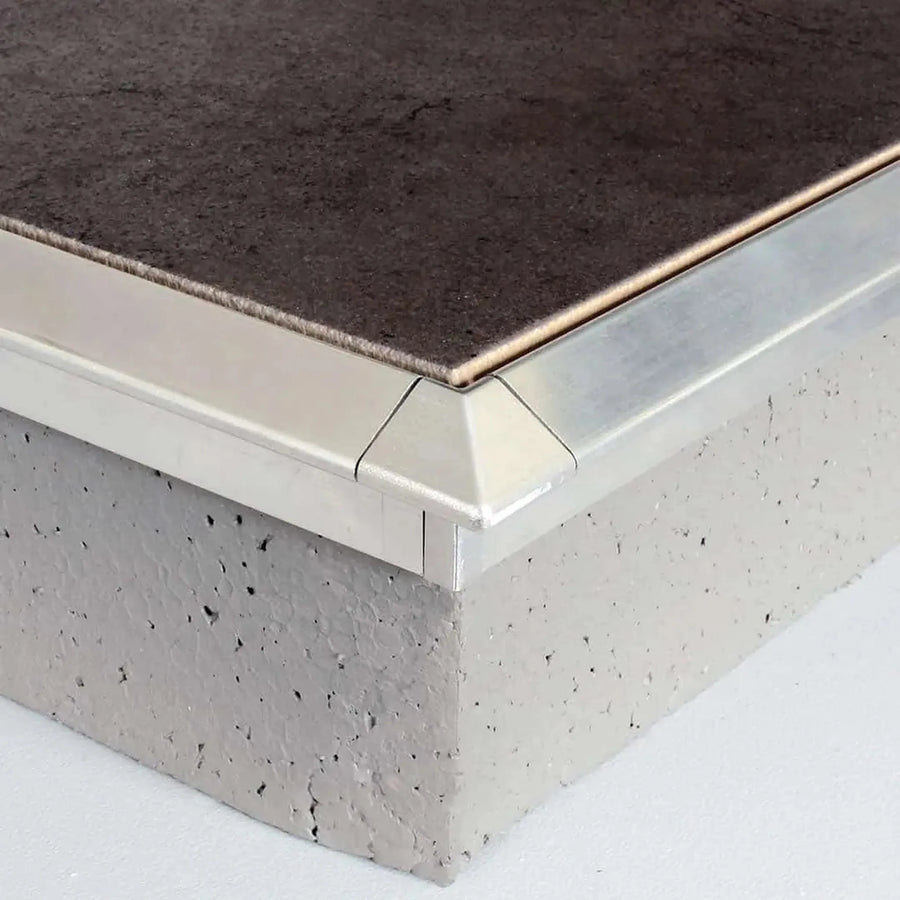 Zusammen mit Profilen verbaute, silber eloxierte Außenecke für Balkonwinkelprofil mit Tropfkante #A0003308 #A0003310