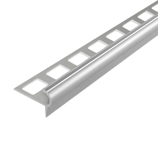 Nahaufnahme des Florentiner Treppenprofils aus silber eloxiertem Aluminium mit Viereckstanzung