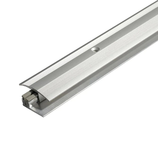 Nahaufnahme des silber eloxierten Multi-Übergangsprofils Aluminium mit teilwese geriffelter Oberfläche und gebohrten Top-Profil