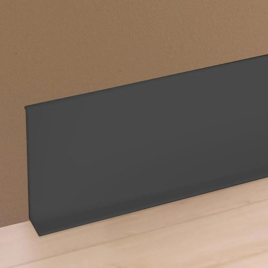 Ambientefoto einer schwarz beschichteten Sockelleiste Aluminium mit matter Optik #A0005098
#A0005099
