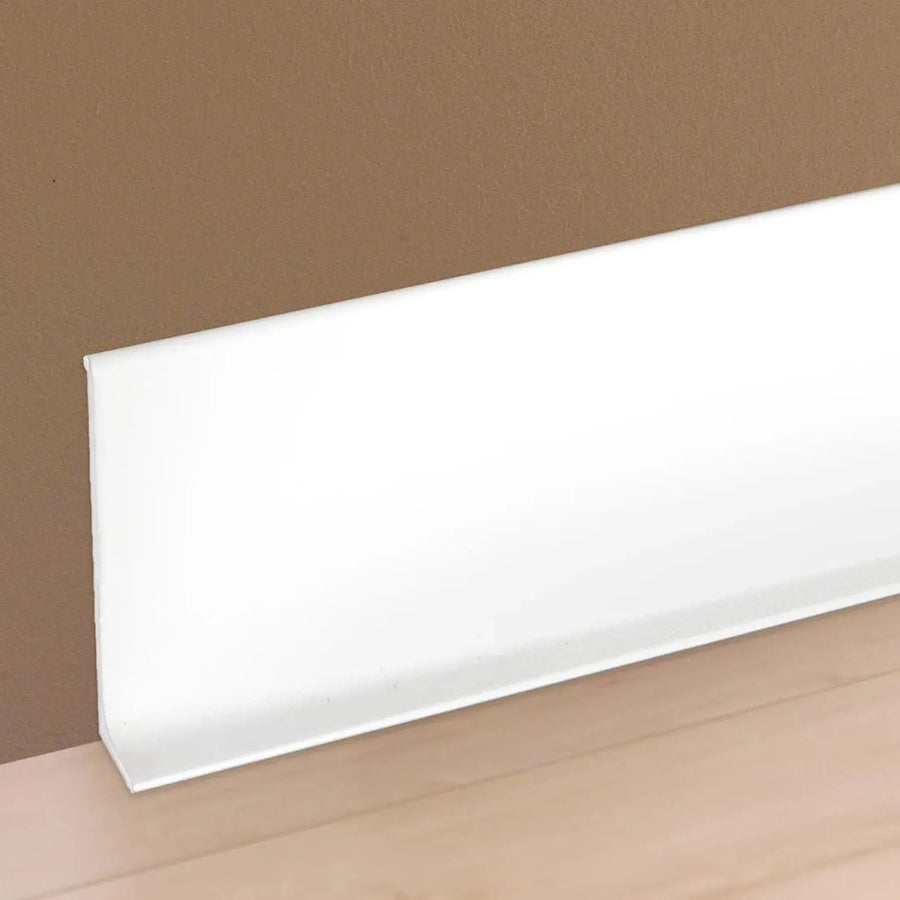 Nahaufnahme einer an der Wand angebrachten weißen Sockelleiste aus Aluminium #A0004272
#A0005105

