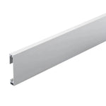 Nahaufnahme der silber eloxierten Sockelleiste Square #A0002795
#A0003892
