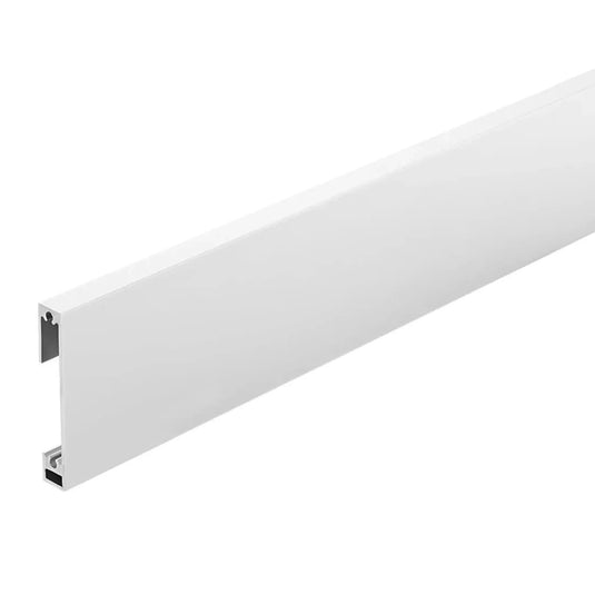 Nahaufnahme der weiß pulverbeschichteten Sockelleiste Square #A0002797
#A0003893
