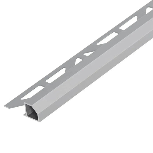 Betongrau pulverbeschichtetes Quadratprofil aus Aluminium mit abgeschrägter Sichtkante sowie Dreiecksstanzung und matter Optik.