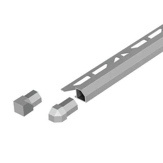 Betongrau pulverbeschichtetes Quadratprofil aus Aluminium mit abgeschrägter Sichtkante sowie Dreiecksstanzung und matter Optik inklusive Innen- und Außenecken.