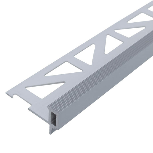 Nahaufnahme Stufenprofil Squarestep Aluminium mit Schenkel mit Dreieckstanzung, geriffelter Trittkante und schmalen Kantenschutz nach unten #farbe_silber
