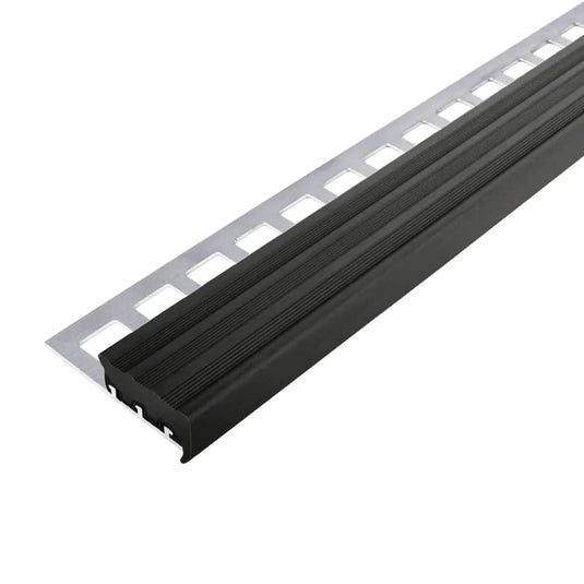 Nahaufnahme Treppenprofil mit breiter Gummieinlage in Schwarz #A0001752 #A0001756