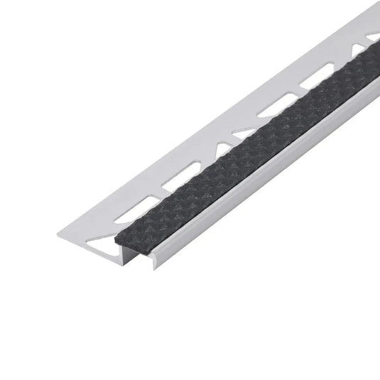 Detailaufnahme Treppenkantenprofil Aluminium rutschhemmend mit schwarzer Einlage #A0001729
#A0001734
